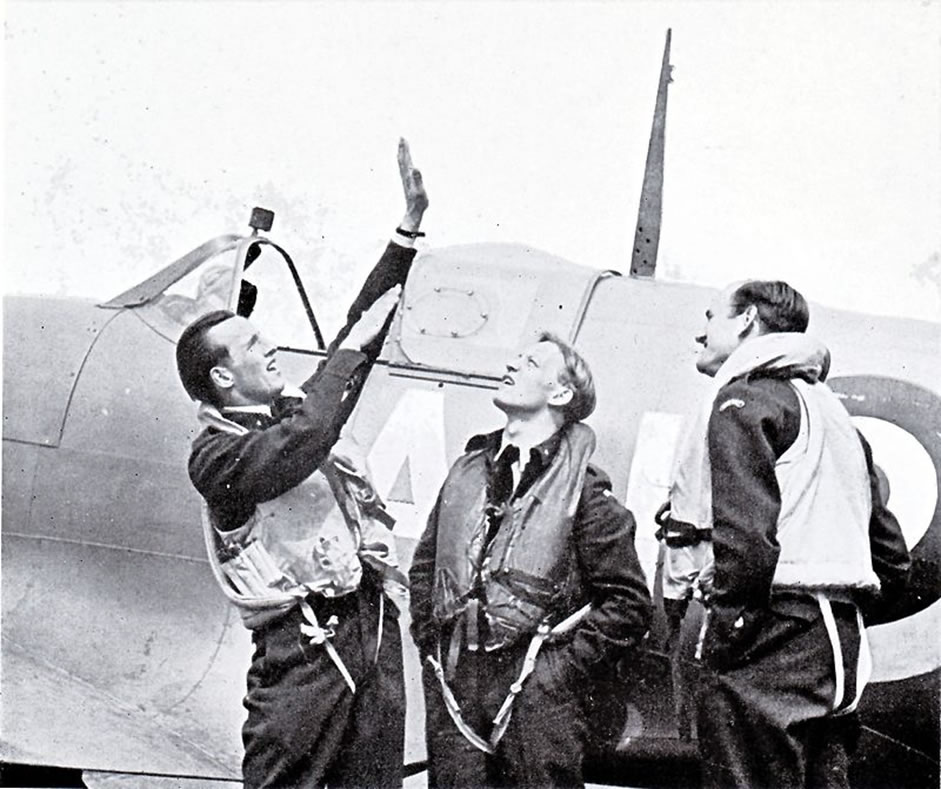 Werner Christie (left) instructing fellow Norwegian pilots Erik Hagen and Bjørn Ræder at RAF Catterick in 1942. (Public domain)